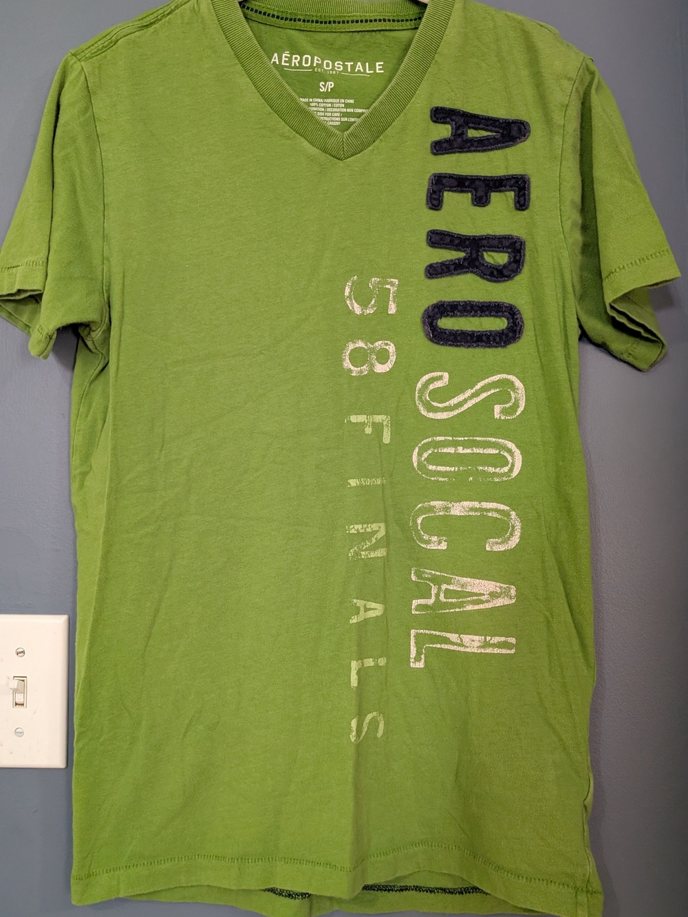 GUC Aeropostale Men’s Green V-Neck Graphic Tee *A16